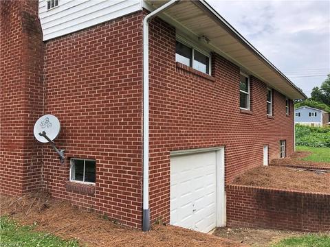 568 Pine St, Mount Airy, NC 27030 photo 5