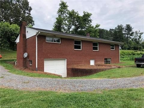 568 Pine St, Mount Airy, NC 27030 photo 4