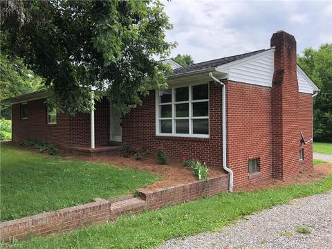 568 Pine St, Mount Airy, NC 27030 photo 1