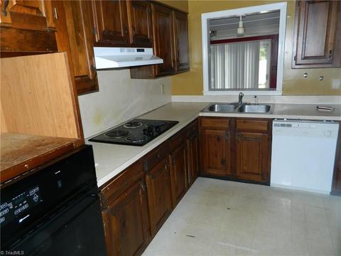 1412 Grantham Dr, High Point, NC 27265 photo 3