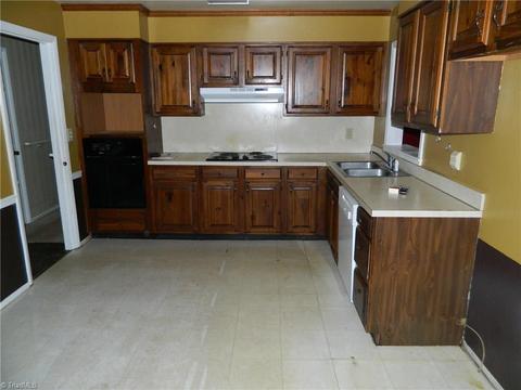 1412 Grantham Dr, High Point, NC 27265 photo 4