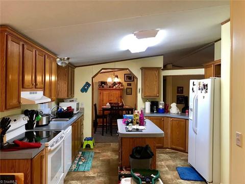 1061 Acorn Dr, Purlear, NC 28665 photo 4