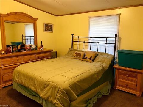 1061 Acorn Dr, Purlear, NC 28665 photo 9