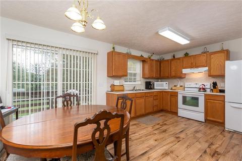1130 Laurel Bluff Dr, King, NC 27021 photo 3