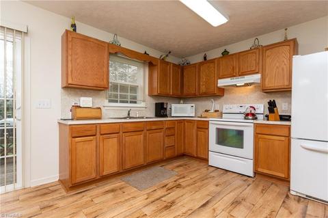1130 Laurel Bluff Dr, King, NC 27021 photo 4