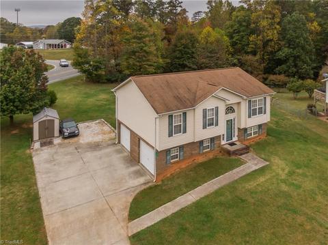 1130 Laurel Bluff Dr, King, NC 27021 photo 2