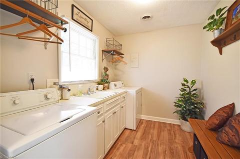 181 Friendly Ln, Pilot Mountain, NC 27041 photo 8