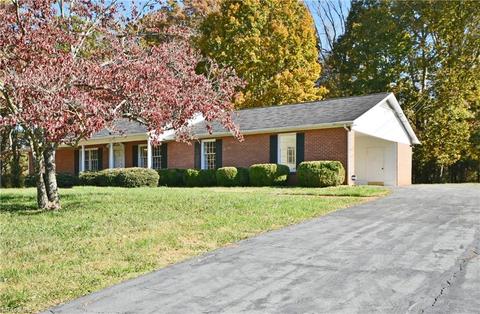 181 Friendly Ln, Pilot Mountain, NC 27041 photo 3