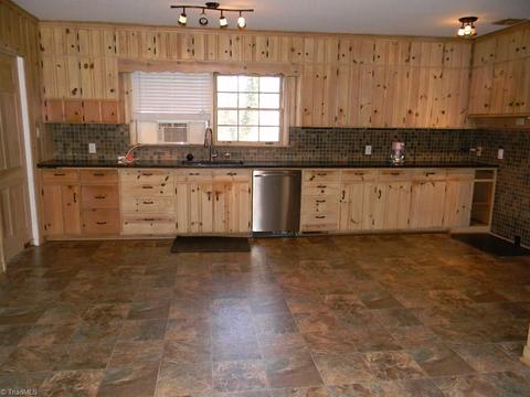 151 Circle Dr, Thomasville, NC 27360 photo 2