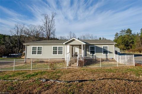 7375 Honeysuckle Dr, Hickory, NC 28602 photo 1