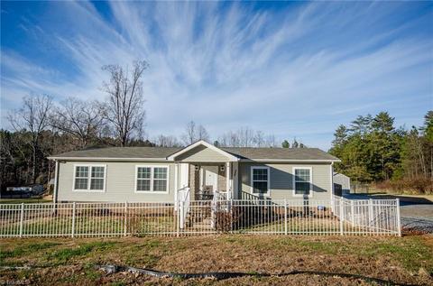 7375 Honeysuckle Dr, Hickory, NC 28602 photo 3