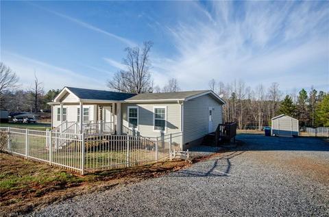 7375 Honeysuckle Dr, Hickory, NC 28602 photo 2