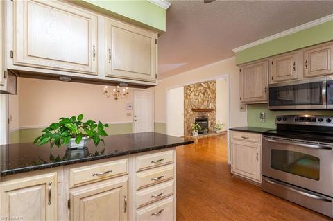 3229 Derby Cir, High Point, NC 27265 photo 9
