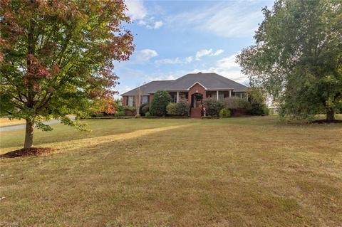 3858 Canter Dr, Trinity, NC 27370 photo 2
