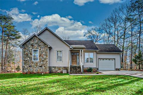 3202 Pinehurst Dr, Randleman, NC 27317 photo 1
