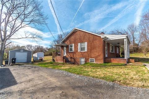 136 Maple Dr, Mount Airy, NC 27030 photo 3