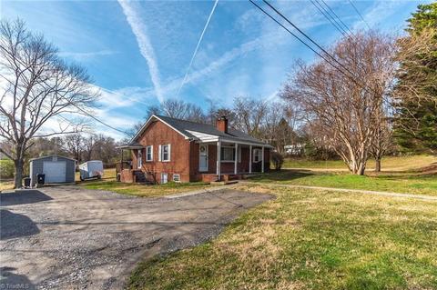 136 Maple Dr, Mount Airy, NC 27030 photo 2