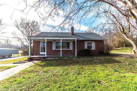 136 Maple Dr, Mount Airy, NC 27030 photo 4