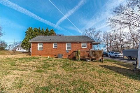 136 Maple Dr, Mount Airy, NC 27030 photo 6