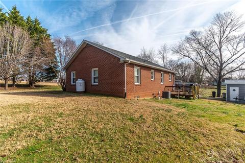 136 Maple Dr, Mount Airy, NC 27030 photo 5