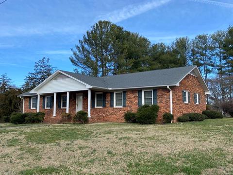 715 Sunset Dr, Pilot Mountain, NC 27041 photo 3