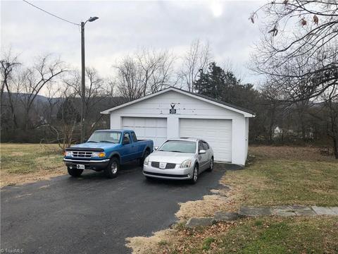 1302 E Pine St, Mount Airy, NC 27030 photo 2