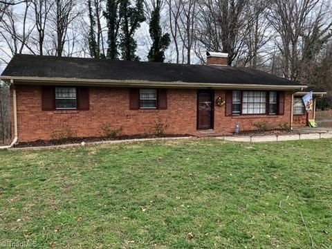 216 Harris Ave, Elkin, NC 28621 photo 3