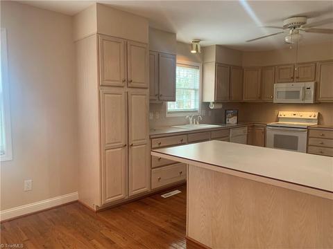 8905 Doubletree Ln, Clemmons, NC 27012 photo 4