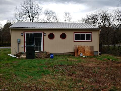 4 Smith Dr, Thomasville, NC 27360 photo 2