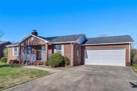 1705 Hanover Ct, High Point, NC 27265 photo 2
