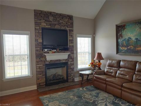 156 Mollie Rd, Harmony, NC 28634 photo 4