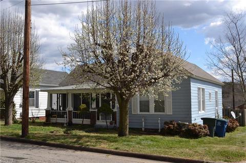 109 S 3rd Ave, Mayodan, NC 27027 photo 1