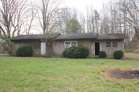 711 N Main St, Dobson, NC 27017 photo 7