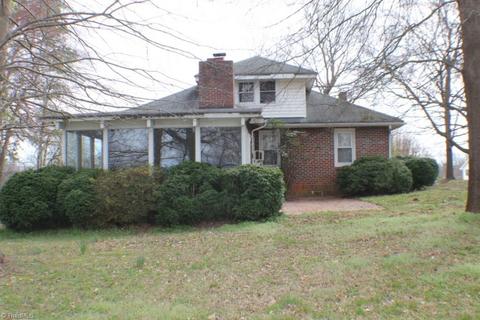 711 N Main St, Dobson, NC 27017 photo 4