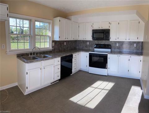 2876 Perch Rd, Pinnacle, NC 27043 photo 4