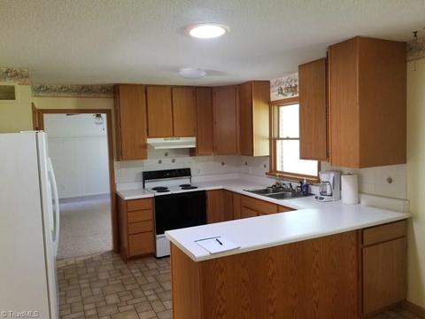 3910 Tanglebrook Rd, High Point, NC 27265 photo 6