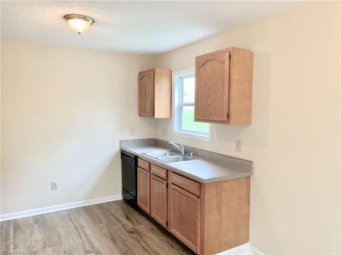 2706 Reginald Ct, High Point, NC 27260 photo 8