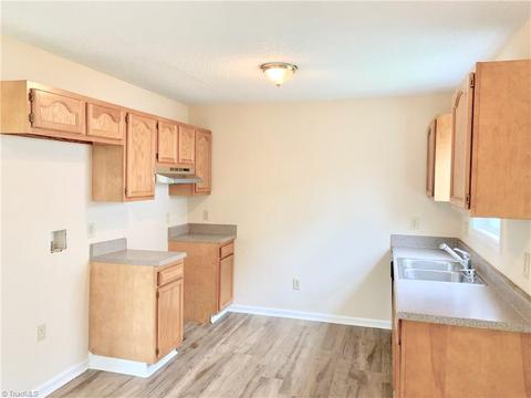 2706 Reginald Ct, High Point, NC 27260 photo 3
