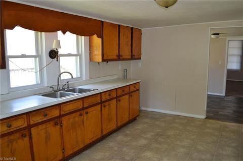 212 S 5th Ave, Mayodan, NC 27027 photo 7