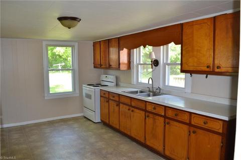 212 S 5th Ave, Mayodan, NC 27027 photo 8