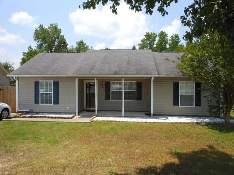 2471 Shadow Valley Rd, High Point, NC 27265 photo 1