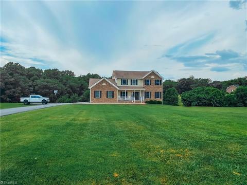 214 Maple Dr, Mount Airy, NC 27030 photo 2