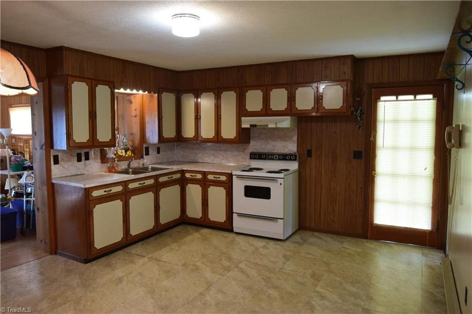  129 Boxwood Ln, Mount Airy, NC 27030 photo 3