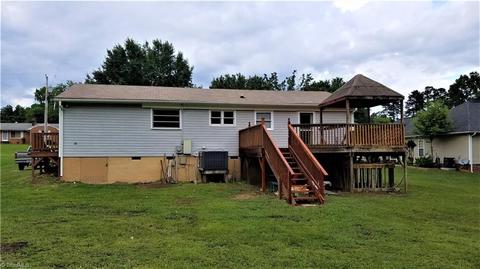 3302 Forestview Dr, High Point, NC 27260 photo 5