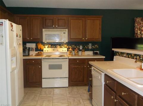 2913 Firethorn Dr, High Point, NC 27265 photo 9