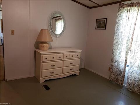 422 Eagle Hills Rd, Purlear, NC 28665 photo 2