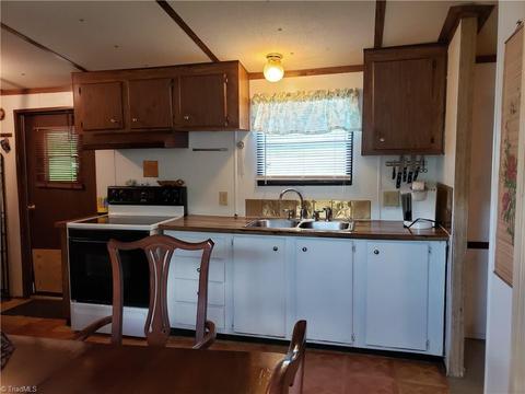 422 Eagle Hills Rd, Purlear, NC 28665 photo 3