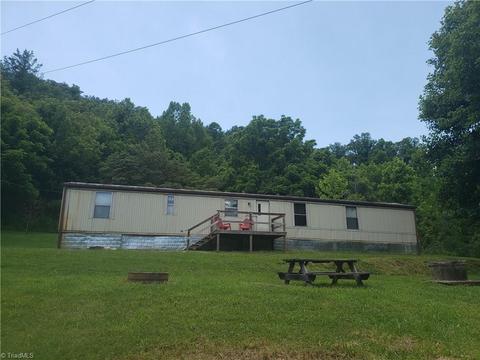 422 Eagle Hills Rd, Purlear, NC 28665 photo 1