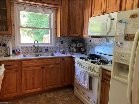 105 Mountainview Ct, King, NC 27021 photo 2