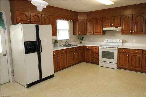217 Freeman St, Dobson, NC 27017 photo 4